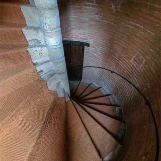 Décor pour votre tournage : escalier de la Tour Croix Baragnon