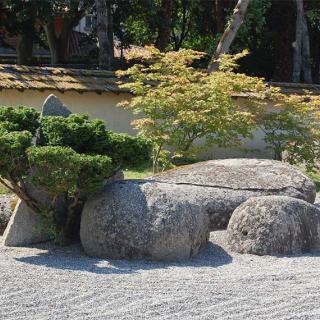 Décor pour votre tournage : la plage de gravier du jardin japonais