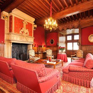 Décor pour votre tournage : le salon rouge du château Saint-Martory