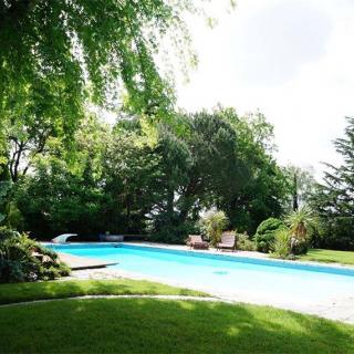 Décor pour votre tournage : une villa atypique, grand parc avec piscine