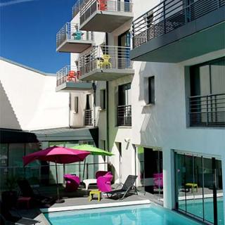 Décor tournage : piscine et balcons de l'Appart-Hotel Clément Ader