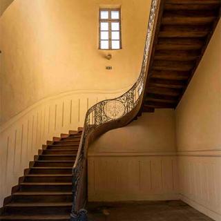 Décor pour votre tournage : escalier d'honneur du centre hospitalier Gérard Marchant