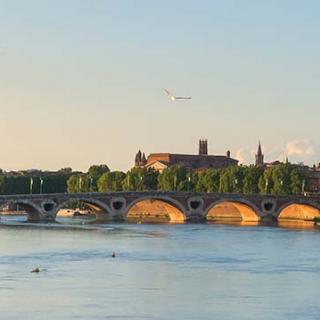 Décor pour votre tournage : vue sur le pont Neuf et Toulouse depuis le pont Saint-Michel