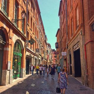 Décor tournage : la rue Saint-Rome à Toulouse, façades en brique