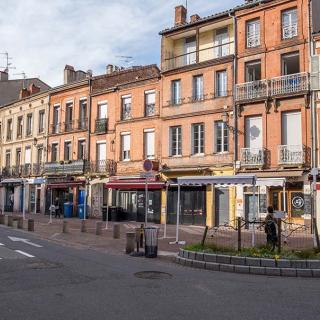 Décor pour votre tournage : petite place de quartier à Toulouse
