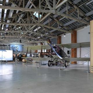 Décor pour votre tournage : le hangar à avion à l'Envol des Pionniers