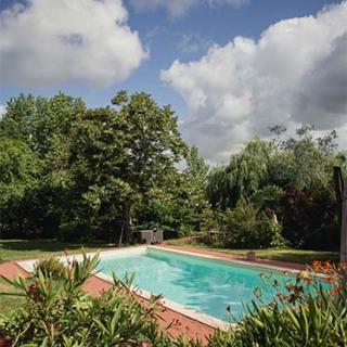 Décor pour votre tournage : grand jardin arboré avec piscine
