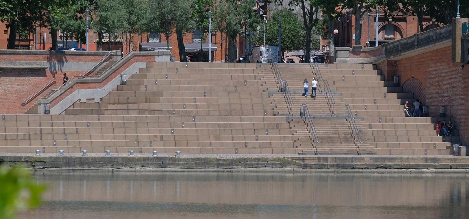 Décor tournage : les escaliers du quai Saint-Pierre en bord de Garonne à Toulouse