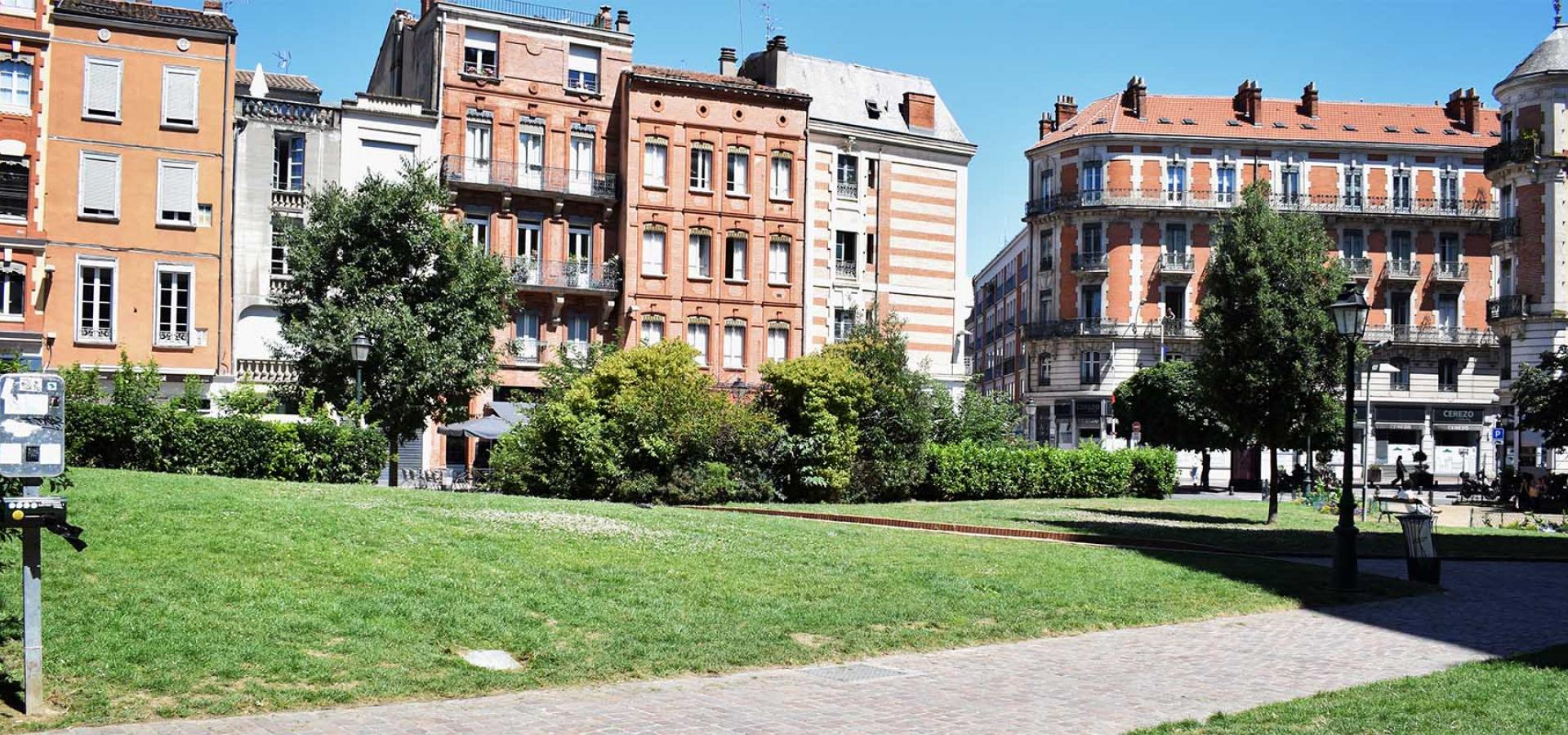 Décor tournage : square à Toulouse, façade d'immeubles anciens